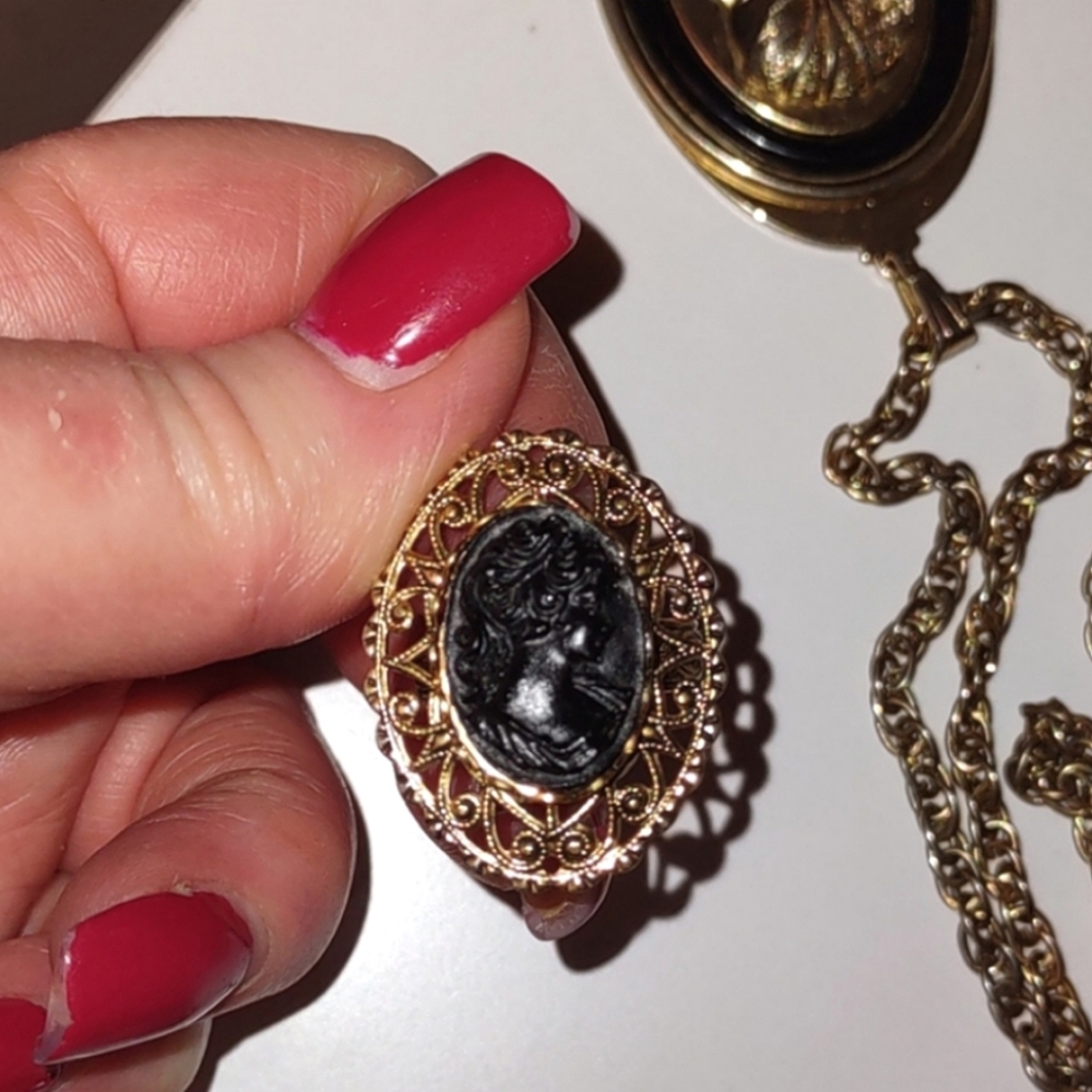 Black Right-Faced Victorian Style Cameo Pendant + FREE Ring - Picture 6 of 16